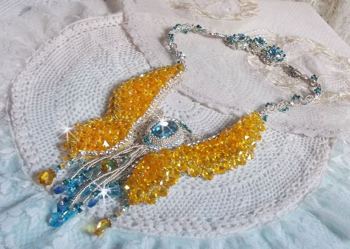 Colar borboleta Haute-Couture de Versalhes bordado com cristais Swarovski, pérolas de prata Miyuki e acessórios de prata 925/1000 