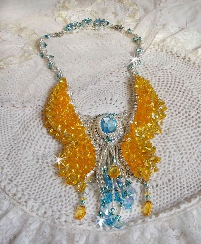 Colar borboleta Haute-Couture de Versalhes bordado com cristais Swarovski, pérolas de prata Miyuki e acessórios de prata 925/1000 