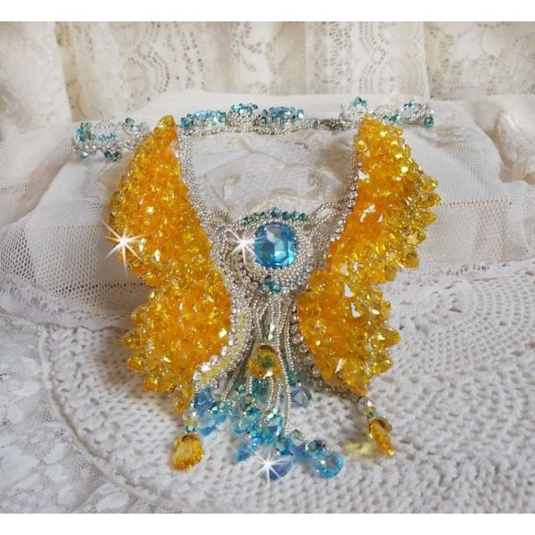 Colar borboleta Haute-Couture de Versalhes bordado com cristais Swarovski, p&eacute;rolas de prata Miyuki e acess&oacute;rios de prata 925/1000 