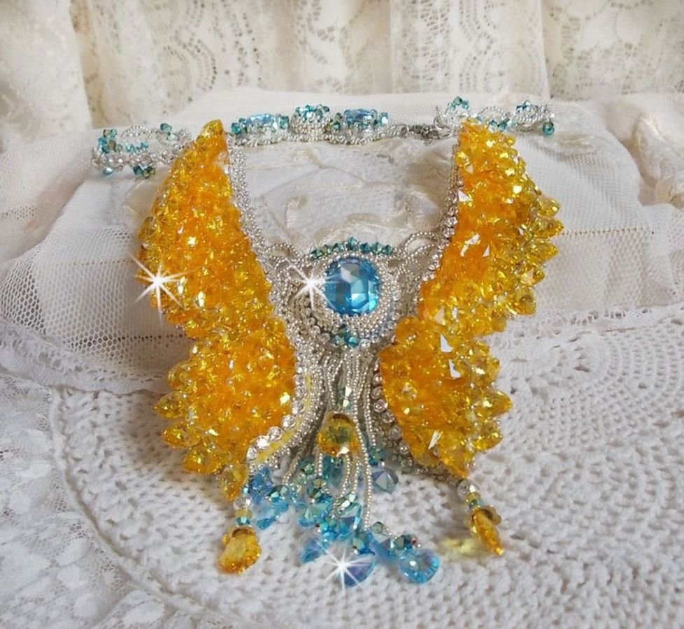 Colar borboleta Haute-Couture de Versalhes bordado com cristais Swarovski, pérolas de prata Miyuki e acessórios de prata 925/1000 