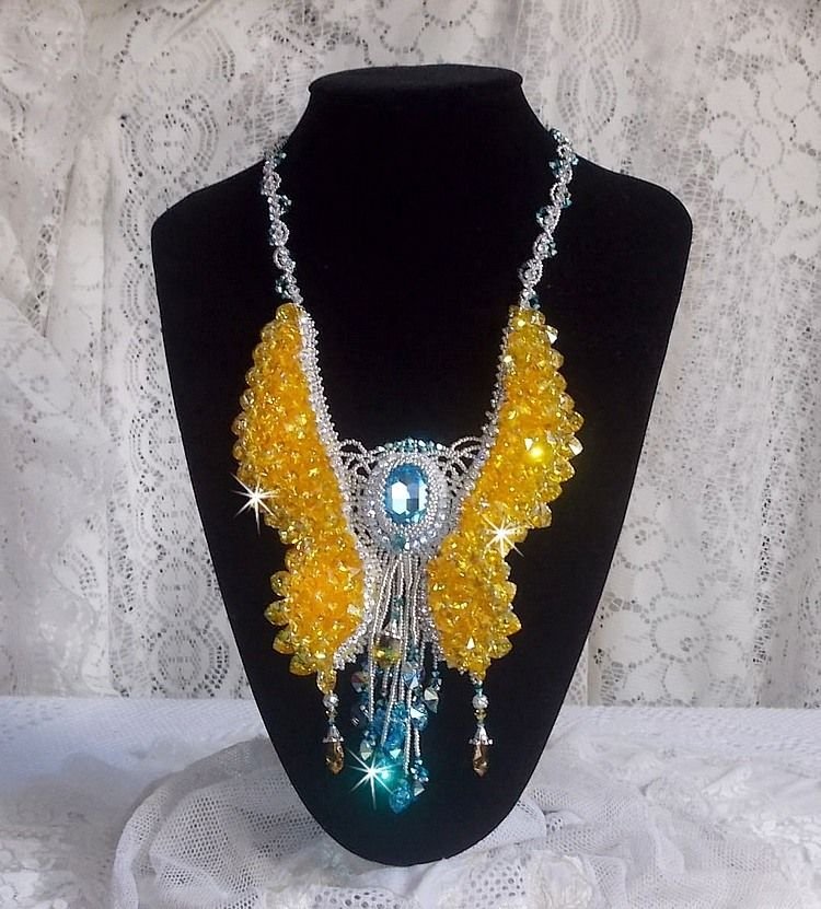Colar borboleta Haute-Couture de Versalhes bordado com cristais Swarovski, pérolas de prata Miyuki e acessórios de prata 925/1000 