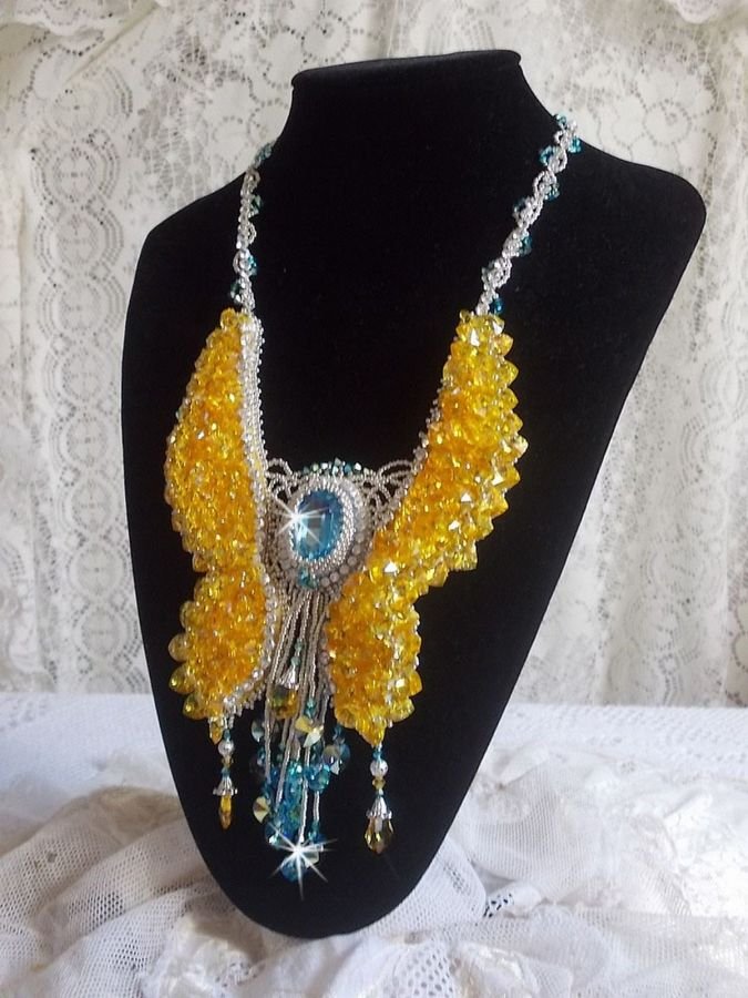 Colar borboleta Haute-Couture de Versalhes bordado com cristais Swarovski, pérolas de prata Miyuki e acessórios de prata 925/1000 