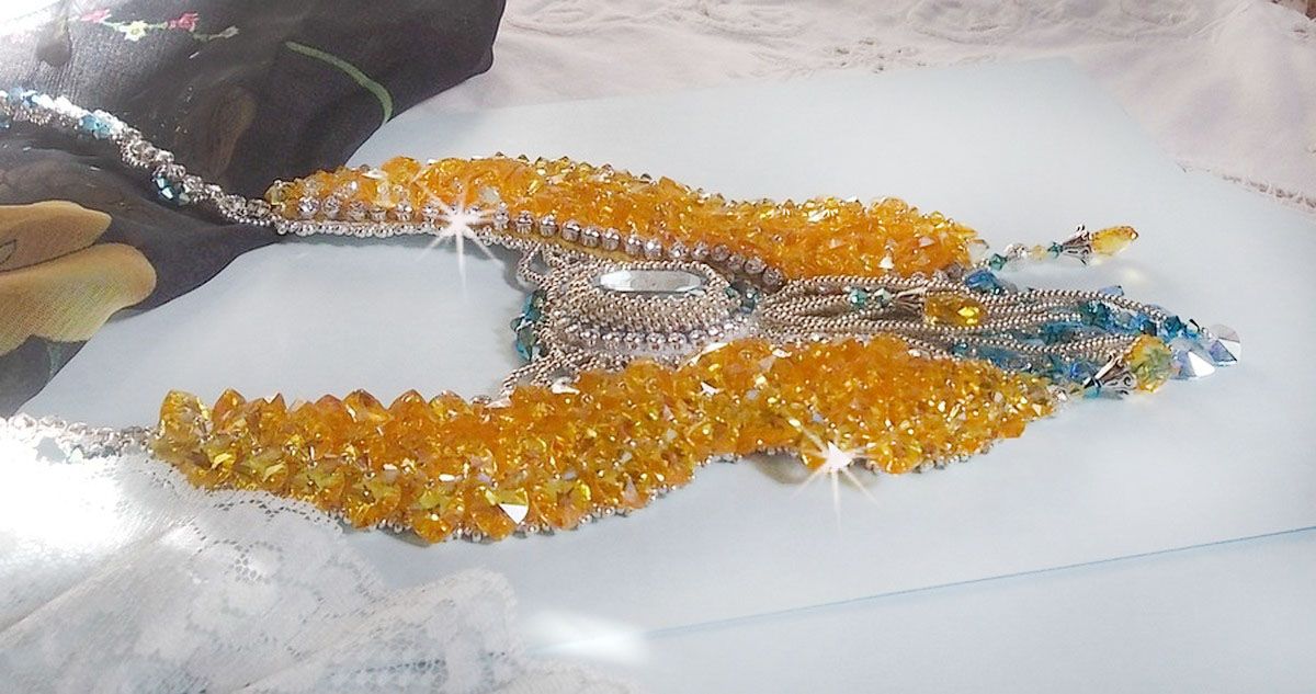 Colar borboleta Haute-Couture de Versalhes bordado com cristais Swarovski, pérolas de prata Miyuki e acessórios de prata 925/1000 