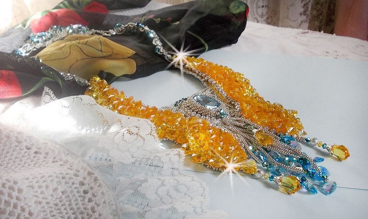 Colar borboleta Haute-Couture de Versalhes bordado com cristais Swarovski, pérolas de prata Miyuki e acessórios de prata 925/1000 