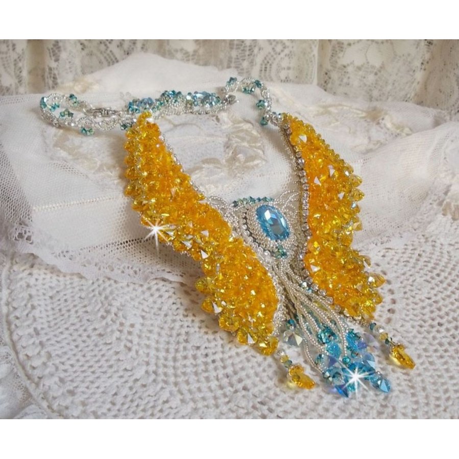 Colar borboleta Haute-Couture de Versalhes bordado com cristais Swarovski, pérolas de prata Miyuki e acessórios de prata 925/1000 