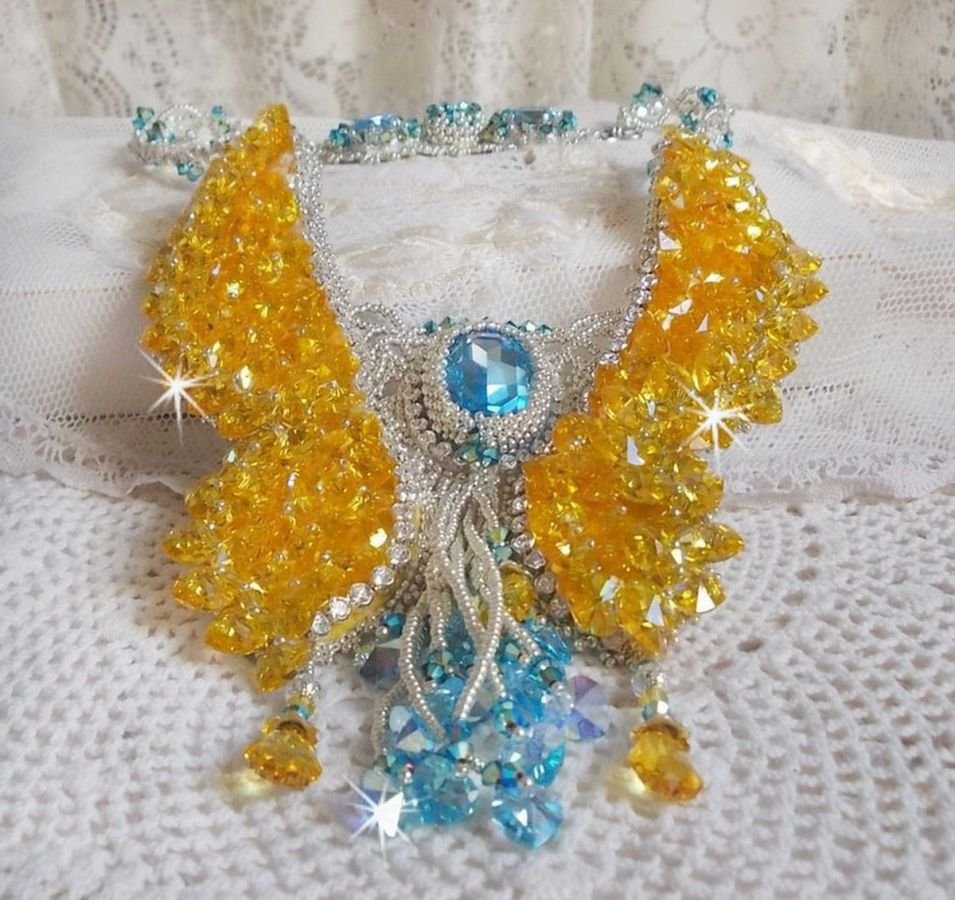 Colar borboleta Haute-Couture de Versalhes bordado com cristais Swarovski, pérolas de prata Miyuki e acessórios de prata 925/1000 