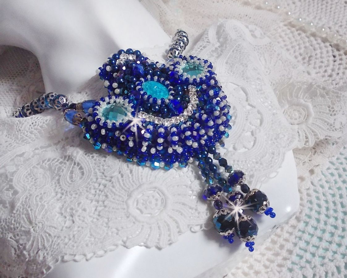 Colar Paris Divine bordado com cristais Swarovski, contas de cristal boémio e missangas de sementes 