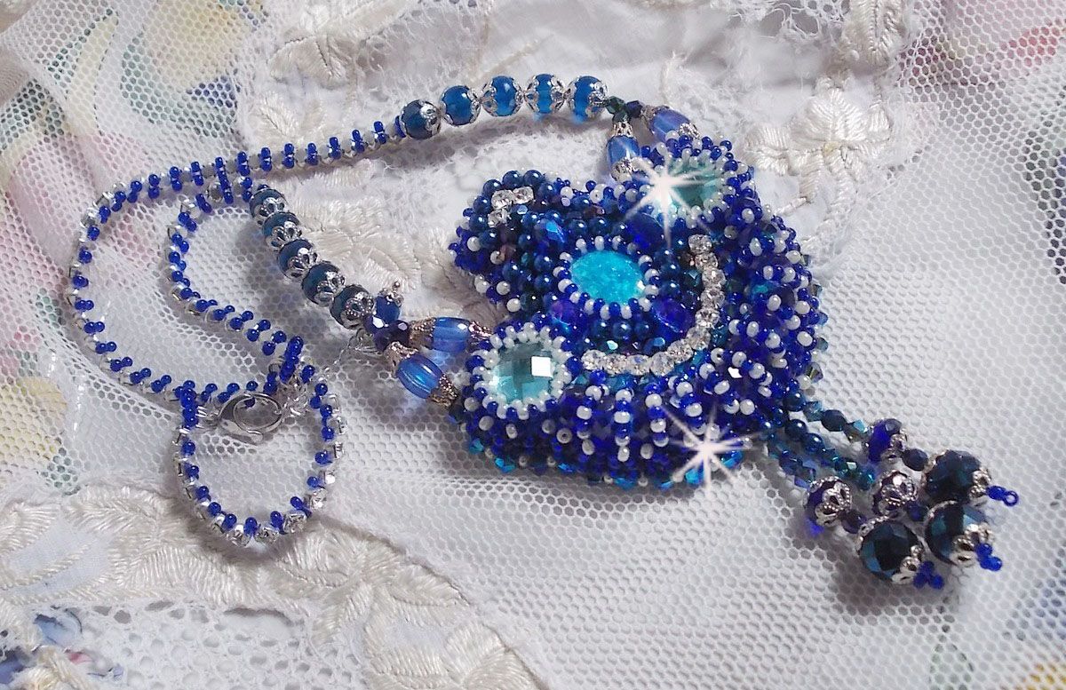 Colar Paris Divine bordado com cristais Swarovski, contas de cristal boémio e missangas de sementes 