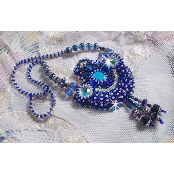 Colar Paris Divine bordado com cristais Swarovski, contas de cristal boémio e missangas de sementes 