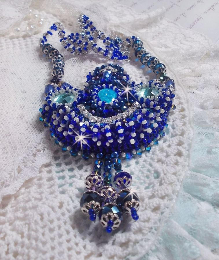 Colar Paris Divine bordado com cristais Swarovski, contas de cristal boémio e missangas de sementes 