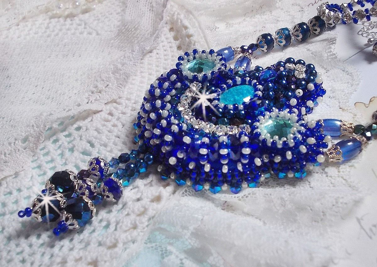 Colar Paris Divine bordado com cristais Swarovski, contas de cristal boémio e missangas de sementes 