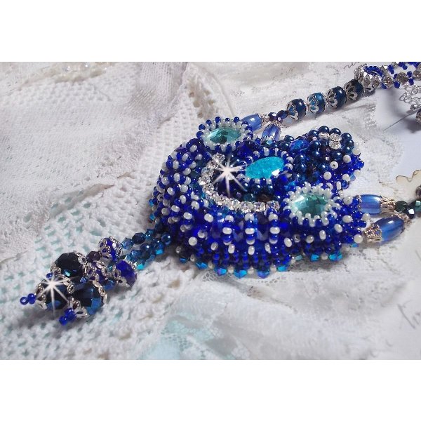 Colar Paris Divine bordado com cristais Swarovski, contas de cristal bo&eacute;mio e missangas de sementes 