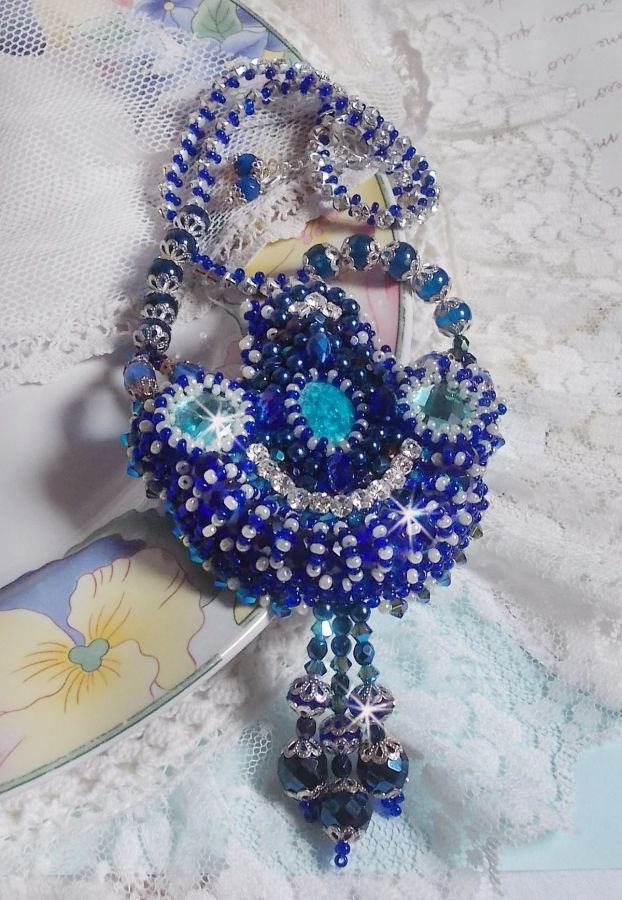 Colar Paris Divine bordado com cristais Swarovski, contas de cristal boémio e missangas de sementes 