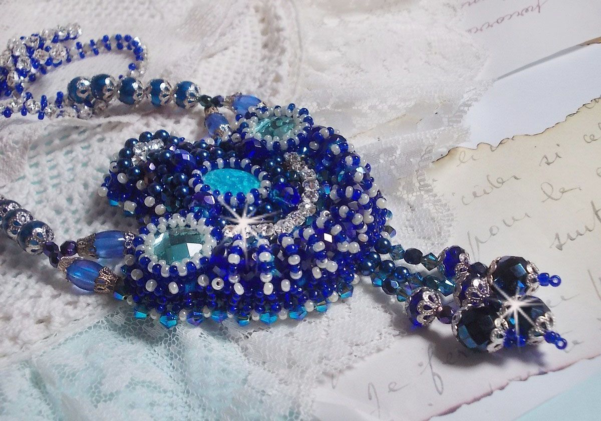 Colar Paris Divine bordado com cristais Swarovski, contas de cristal boémio e missangas de sementes 