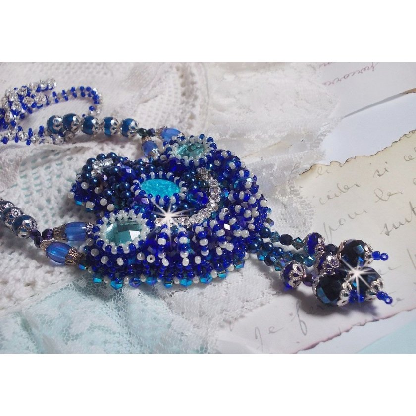 Colar Paris Divine bordado com cristais Swarovski, contas de cristal boémio e missangas de sementes 