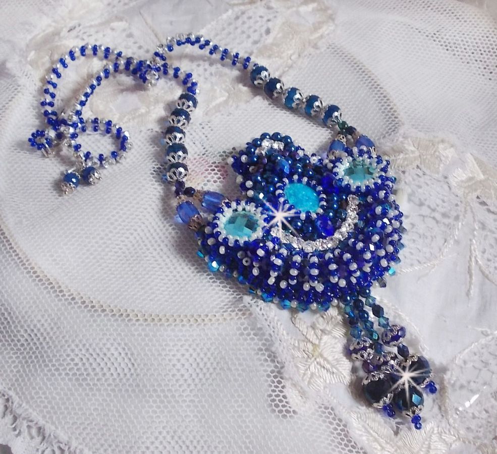 Colar Paris Divine bordado com cristais Swarovski, contas de cristal boémio e missangas de sementes 