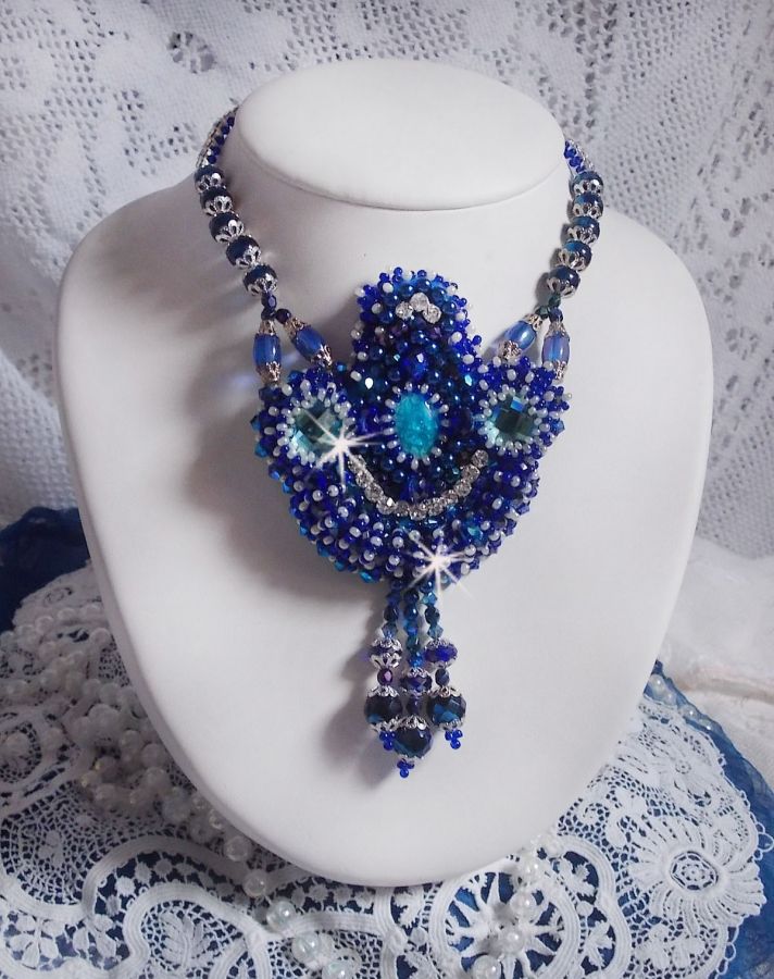 Colar Paris Divine bordado com cristais Swarovski, contas de cristal boémio e missangas de sementes 