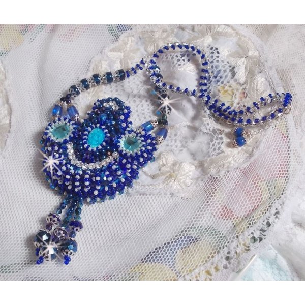 Colar Paris Divine bordado com cristais Swarovski, contas de cristal bo&eacute;mio e missangas de sementes 