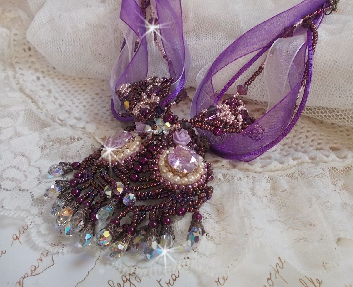 Colar Parisienne bordado com cristais Swarovski, pérolas de marfim e pérolas de sementes