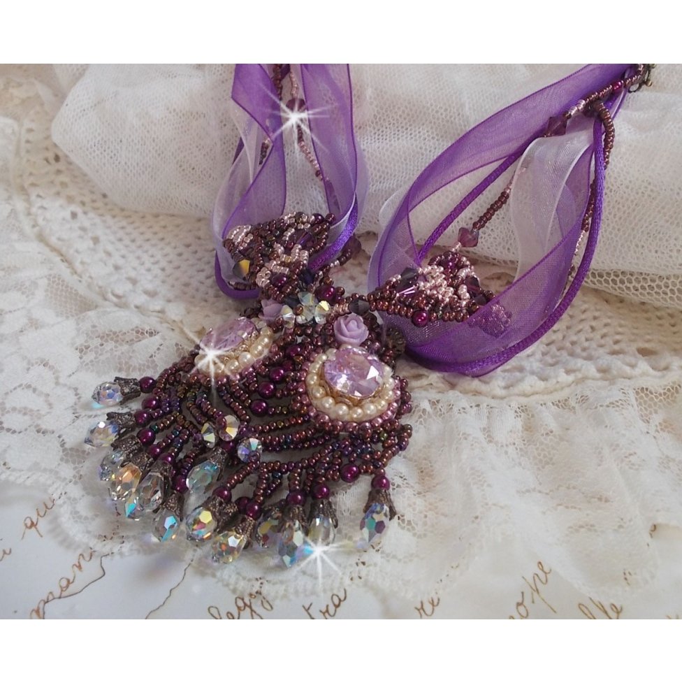 Colar Parisienne bordado com cristais Swarovski, pérolas de marfim e pérolas de sementes