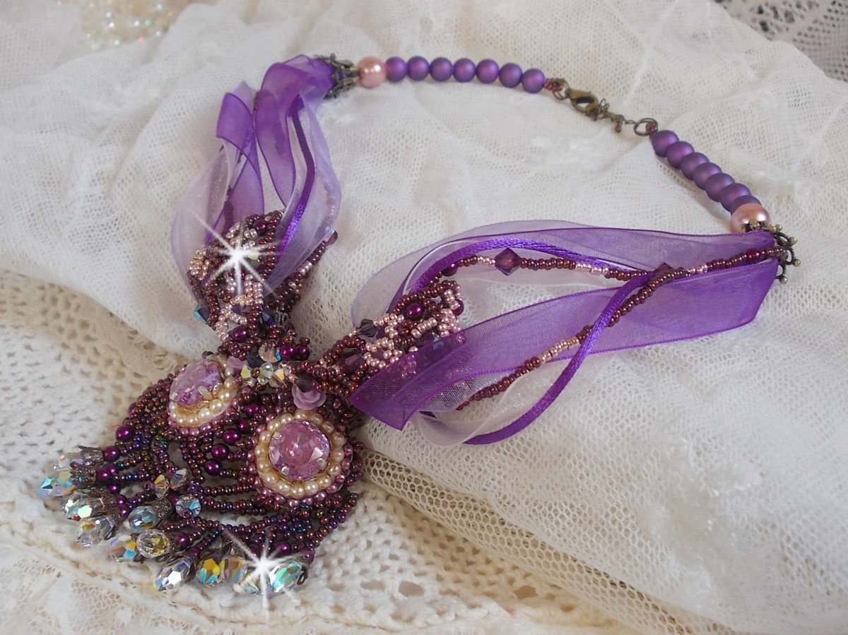 Colar Parisienne bordado com cristais Swarovski, pérolas de marfim e pérolas de sementes