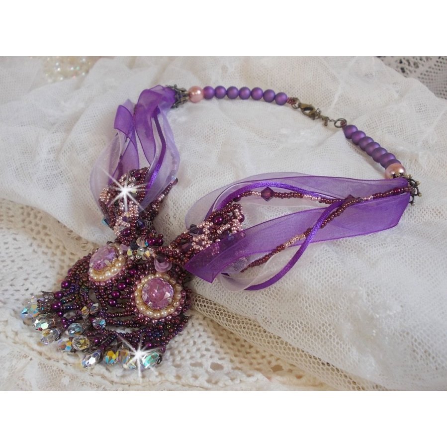 Colar Parisienne bordado com cristais Swarovski, pérolas de marfim e pérolas de sementes