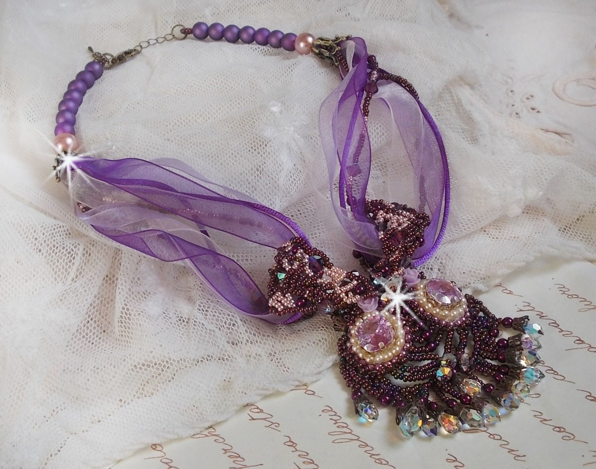 Colar Parisienne bordado com cristais Swarovski, pérolas de marfim e pérolas de sementes