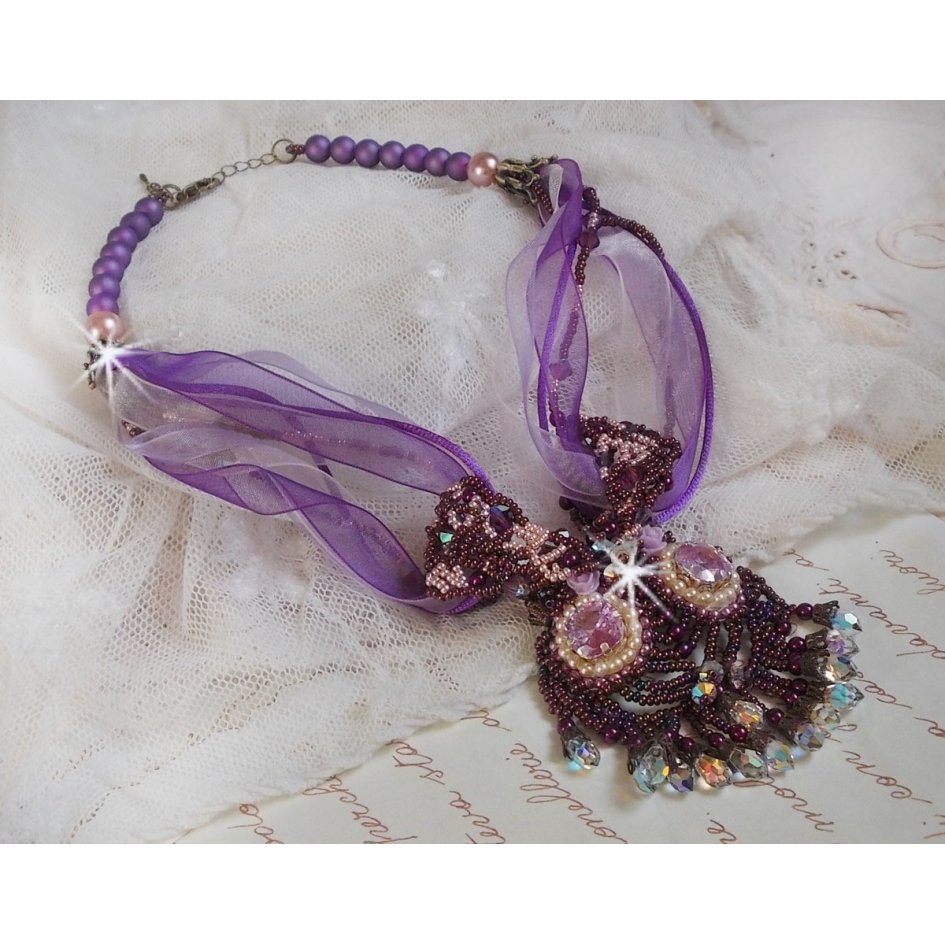 Colar Parisienne bordado com cristais Swarovski, pérolas de marfim e pérolas de sementes