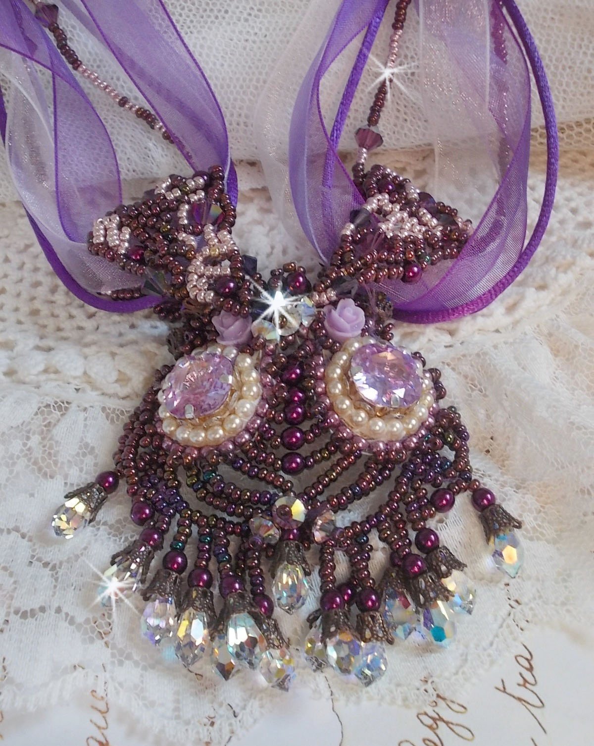Colar Parisienne bordado com cristais Swarovski, pérolas de marfim e pérolas de sementes