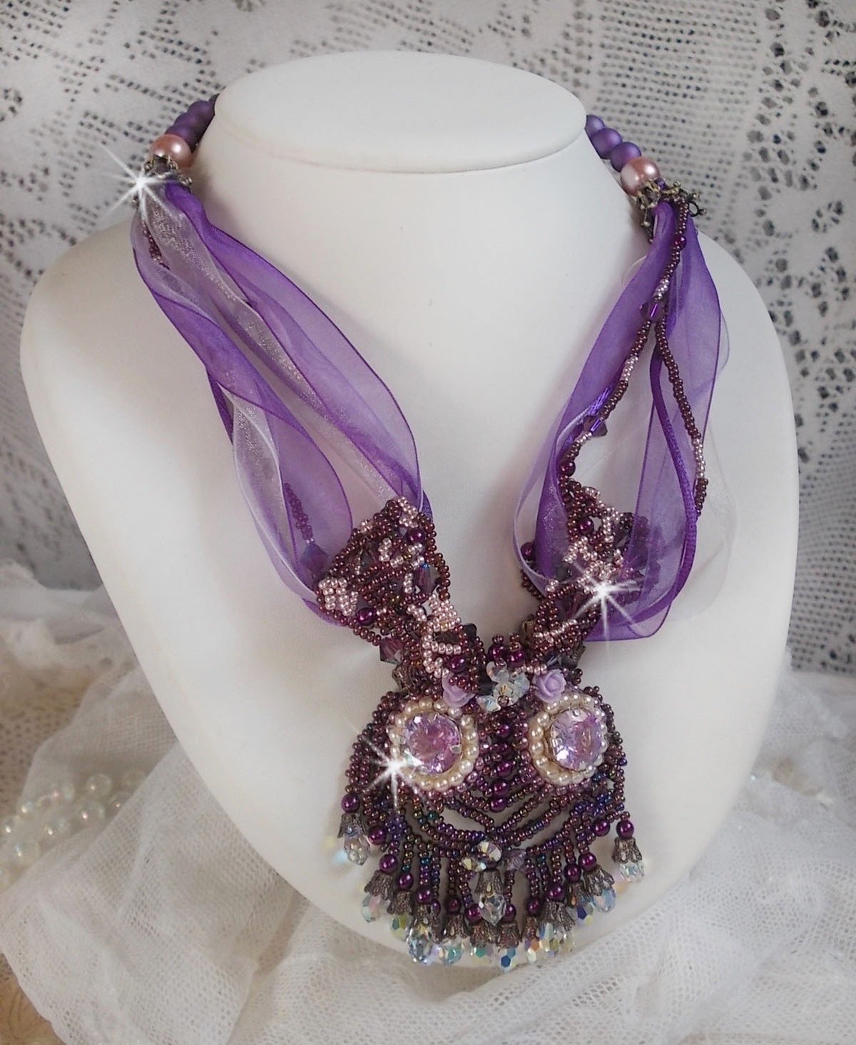 Colar Parisienne bordado com cristais Swarovski, pérolas de marfim e pérolas de sementes