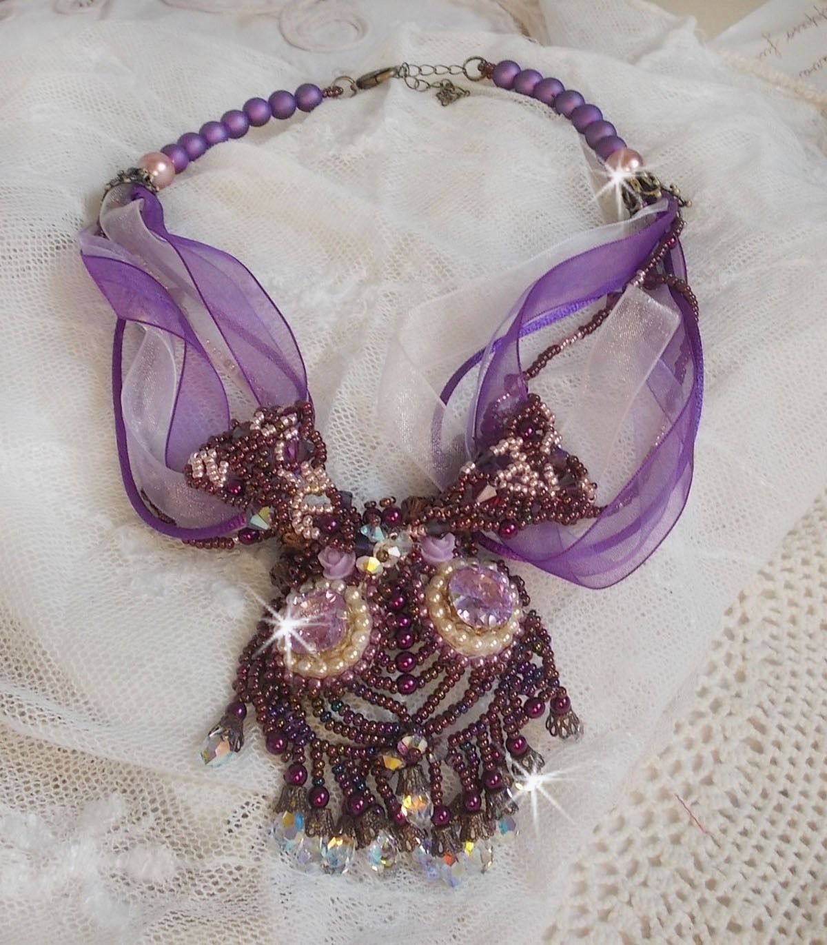 Colar Parisienne bordado com cristais Swarovski, pérolas de marfim e pérolas de sementes