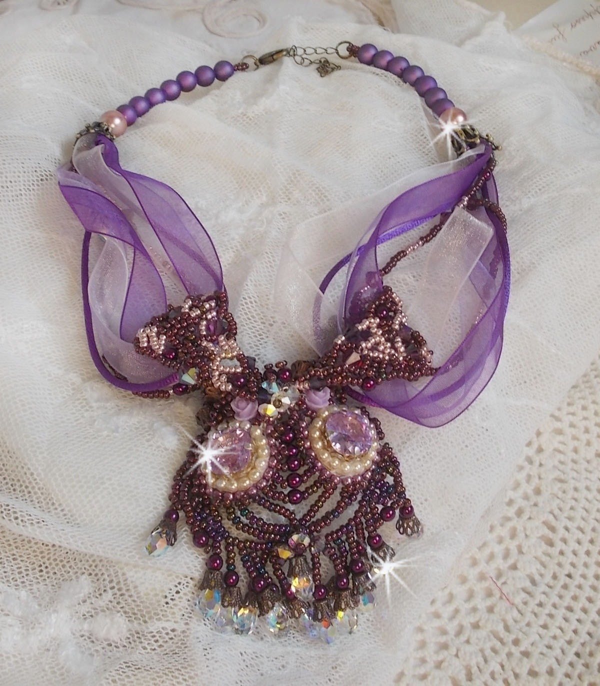 Colar Parisienne bordado com cristais Swarovski, pérolas de marfim e pérolas de sementes