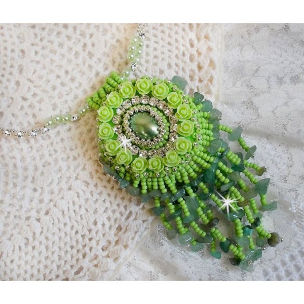 Collier Passion cr&eacute;e avec des chips aventurine, des roses en r&eacute;sine avec un cabochon et des rocailles.