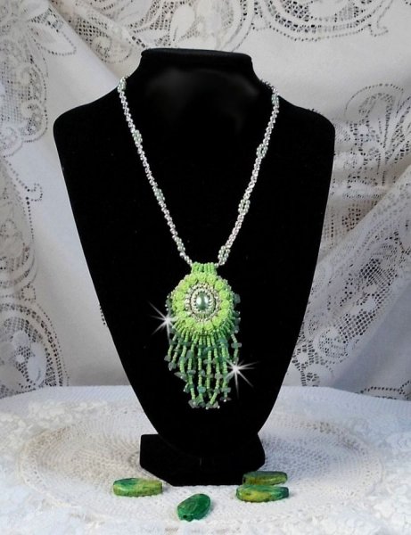 Collier Passion cr&eacute;e avec des chips aventurine, des roses en r&eacute;sine avec un cabochon et des rocailles.