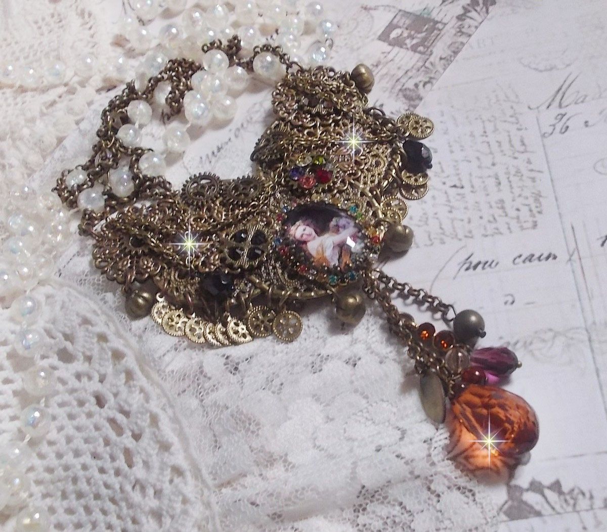 O colar Mes Passions Broc cria uma mulher de cabelo dourado com flores, acessórios de bronze, cristais de encanto e uma corrente de strass