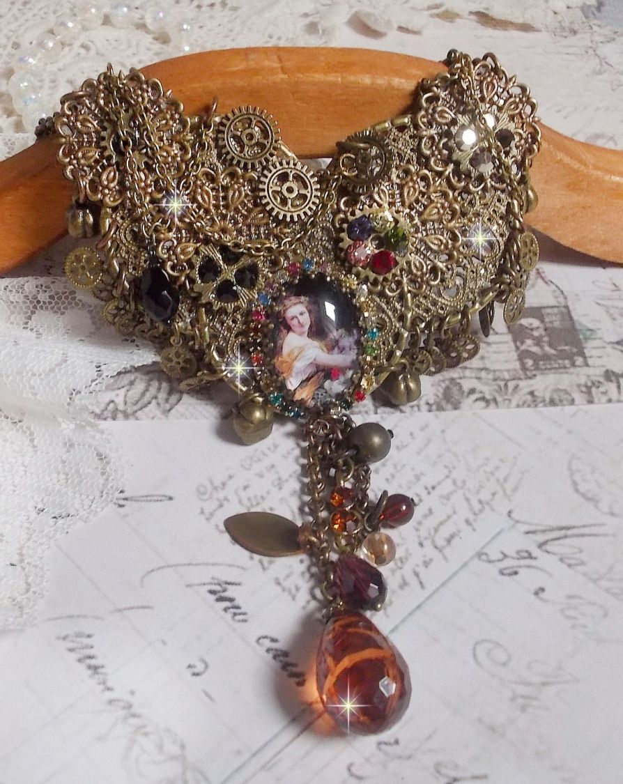 O colar Mes Passions Broc cria uma mulher de cabelo dourado com flores, acessórios de bronze, cristais de encanto e uma corrente de strass