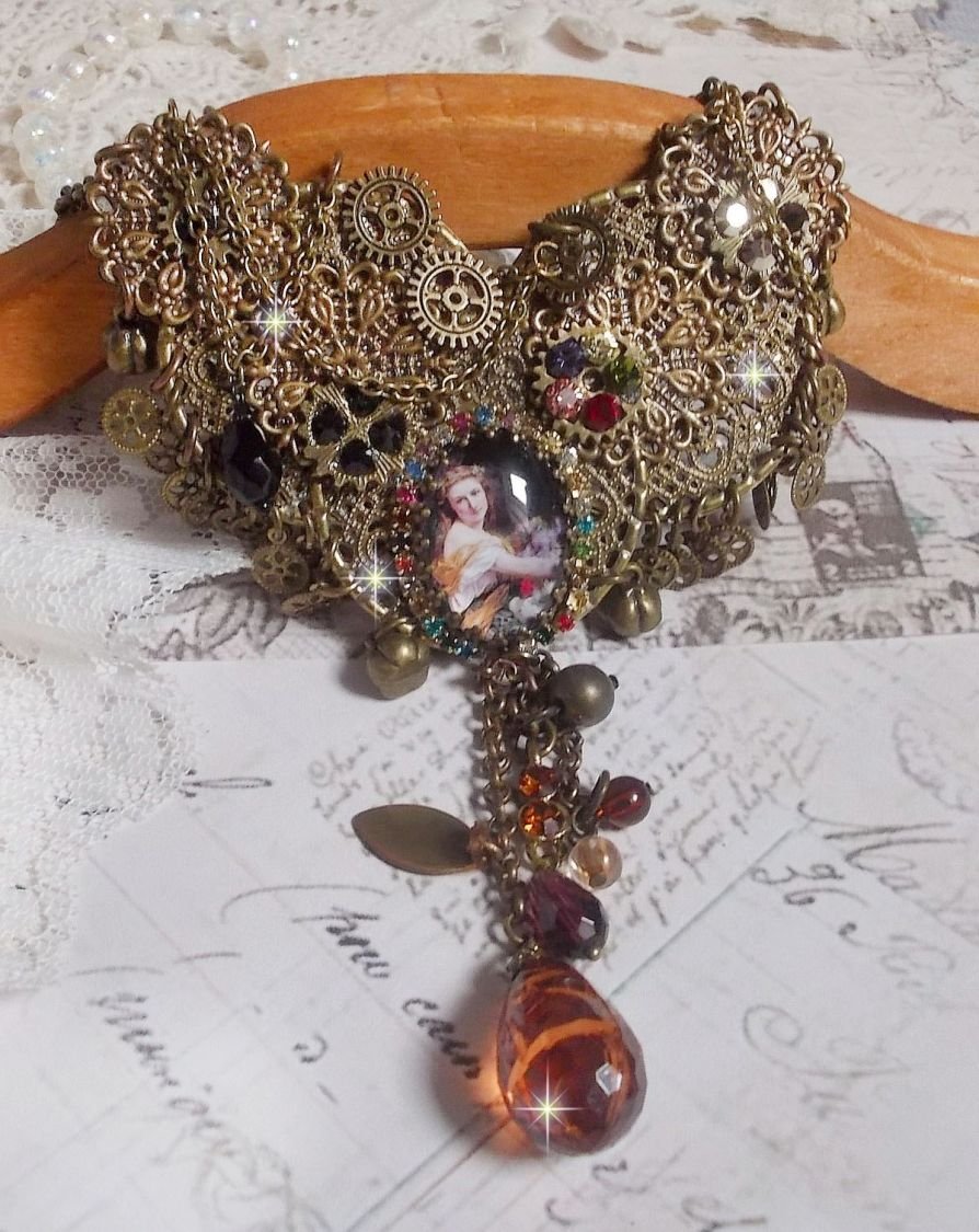 O colar Mes Passions Broc cria uma mulher de cabelo dourado com flores, acessórios de bronze, cristais de encanto e uma corrente de strass