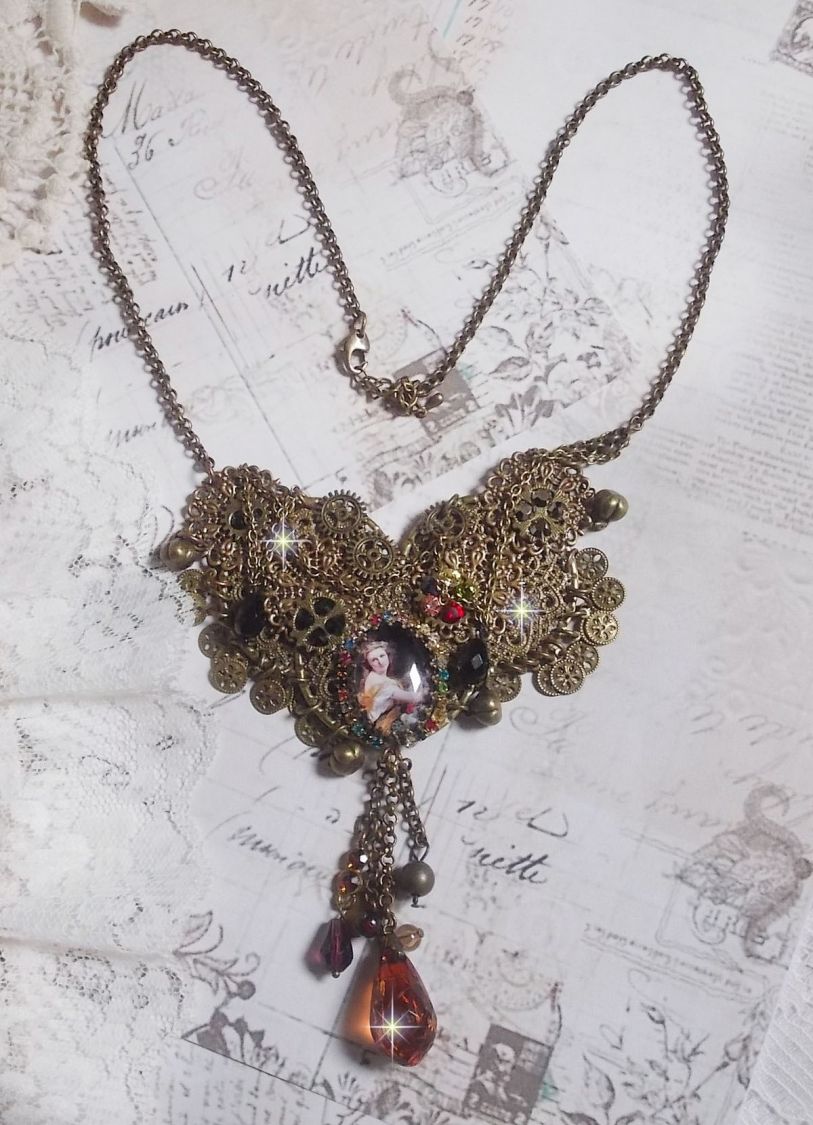 O colar Mes Passions Broc cria uma mulher de cabelo dourado com flores, acessórios de bronze, cristais de encanto e uma corrente de strass