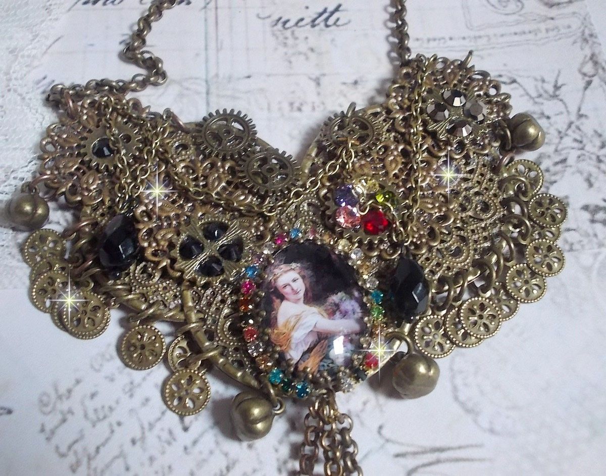 O colar Mes Passions Broc cria uma mulher de cabelo dourado com flores, acessórios de bronze, cristais de encanto e uma corrente de strass
