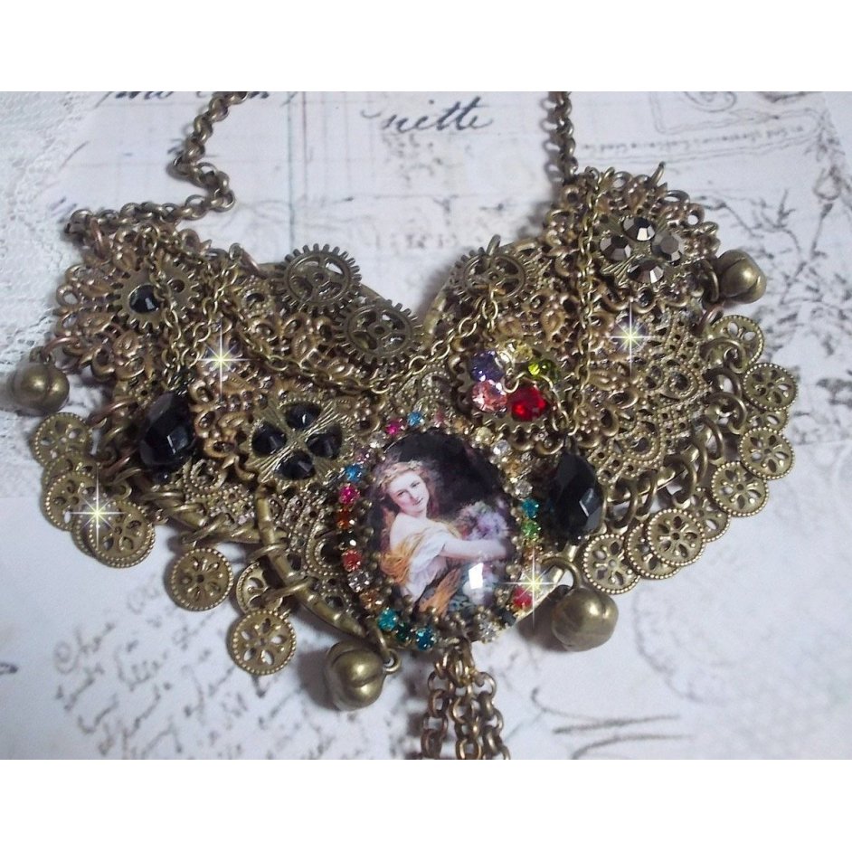 O colar Mes Passions Broc cria uma mulher de cabelo dourado com flores, acessórios de bronze, cristais de encanto e uma corrente de strass