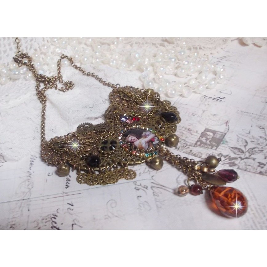 O colar Mes Passions Broc cria uma mulher de cabelo dourado com flores, acessórios de bronze, cristais de encanto e uma corrente de strass