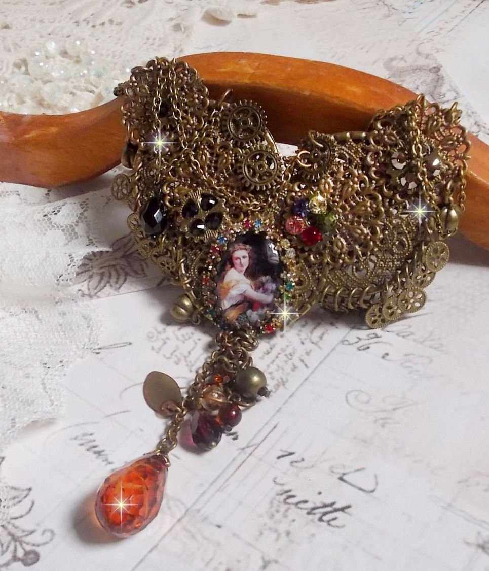 O colar Mes Passions Broc cria uma mulher de cabelo dourado com flores, acessórios de bronze, cristais de encanto e uma corrente de strass