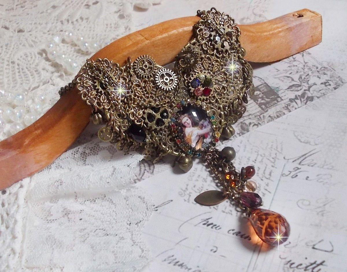 O colar Mes Passions Broc cria uma mulher de cabelo dourado com flores, acessórios de bronze, cristais de encanto e uma corrente de strass