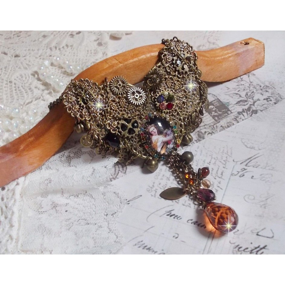 O colar Mes Passions Broc cria uma mulher de cabelo dourado com flores, acessórios de bronze, cristais de encanto e uma corrente de strass