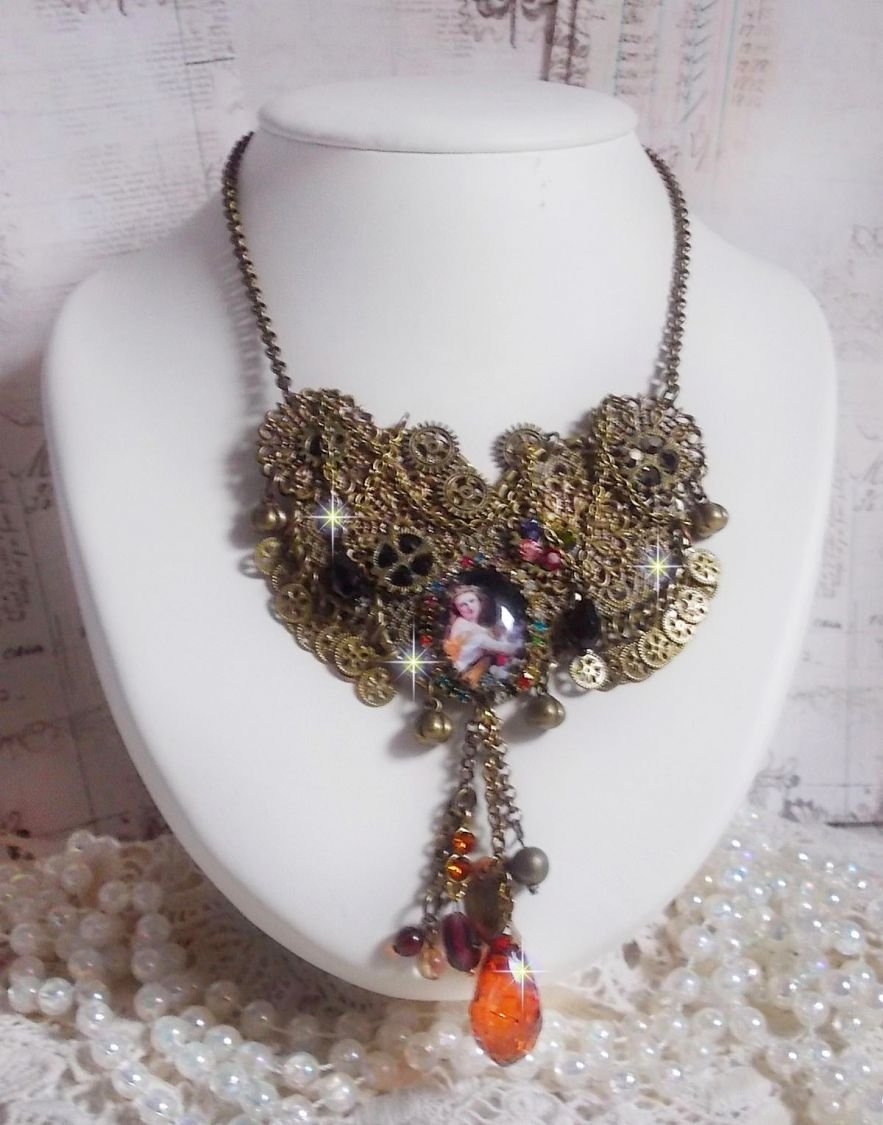 O colar Mes Passions Broc cria uma mulher de cabelo dourado com flores, acessórios de bronze, cristais de encanto e uma corrente de strass
