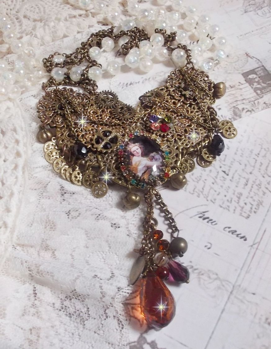 O colar Mes Passions Broc cria uma mulher de cabelo dourado com flores, acessórios de bronze, cristais de encanto e uma corrente de strass