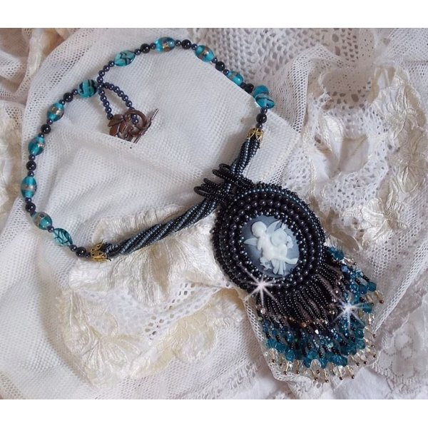 Colar pendente Angelot com anjo acr&iacute;lico, cristais Swarovski e p&eacute;rolas de sementes japonesas