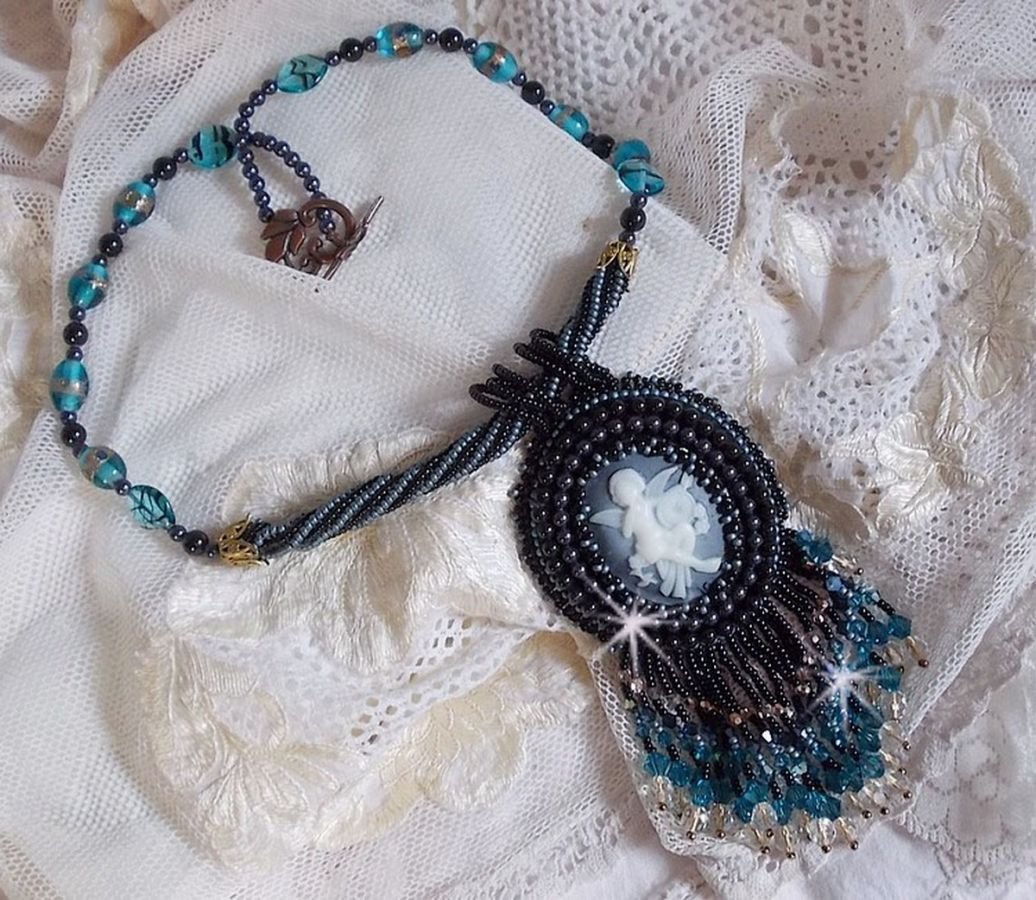 Colar pendente Angelot com anjo acrílico, cristais Swarovski e pérolas de sementes japonesas