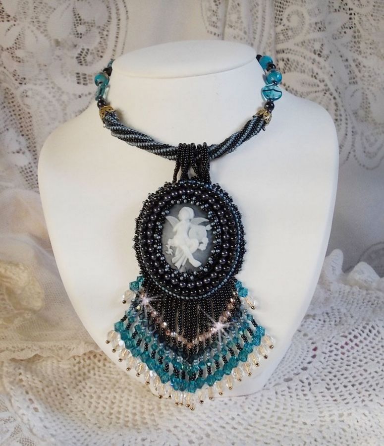 Colar pendente Angelot com anjo acrílico, cristais Swarovski e pérolas de sementes japonesas
