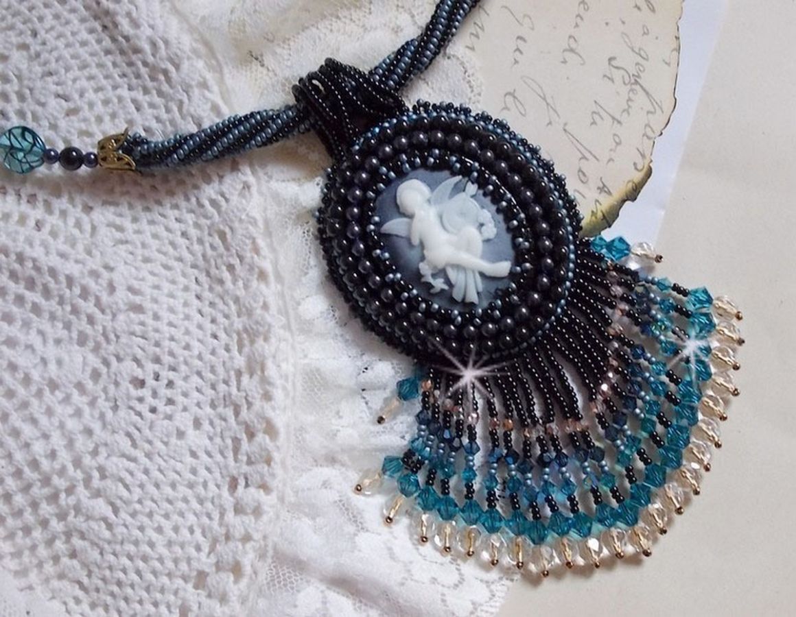 Colar pendente Angelot com anjo acrílico, cristais Swarovski e pérolas de sementes japonesas